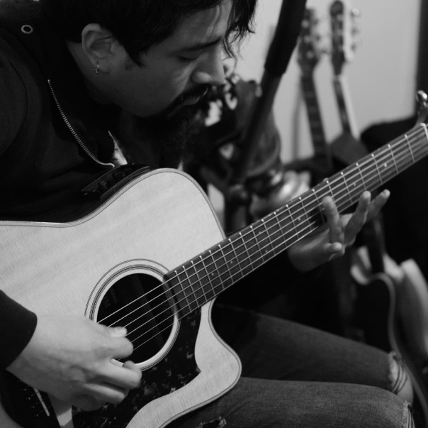 Rocko Miranda tocando guitarra acústica durante una sesión