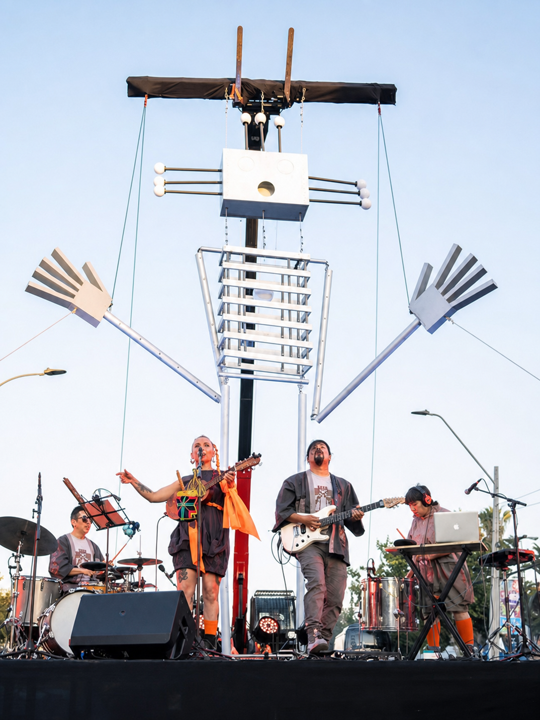 Rocko Miranda tocando guitarra en un festival al aire libre