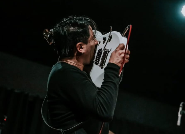 Rocko Miranda en una presentación en vivo