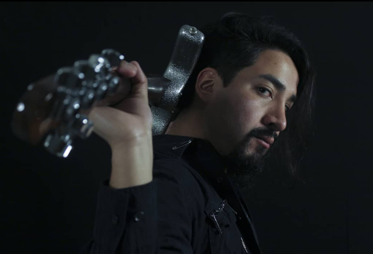 Retrato de Rocko Miranda con su guitarra