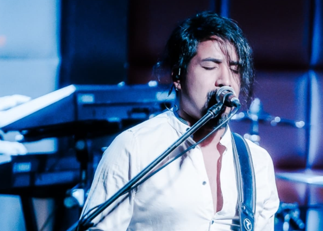Rocko Miranda interpretando y produciendo música en vivo